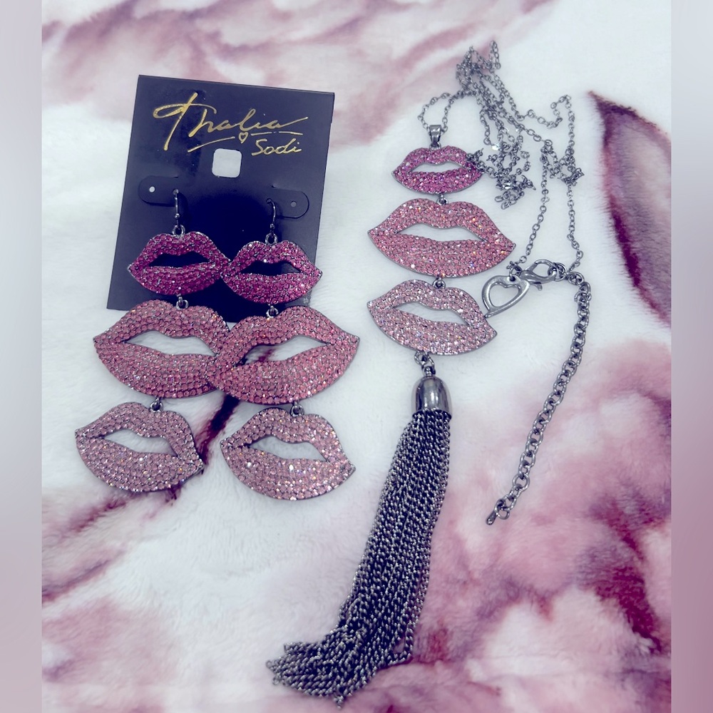 Thalía Sodi long necklace and earrings